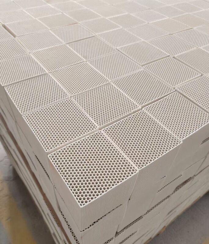 Densità ottimizzata di buco del nido di miele mattone mullite di corindone per massimizzare l'efficienza dello scambio termico materiale refrattario