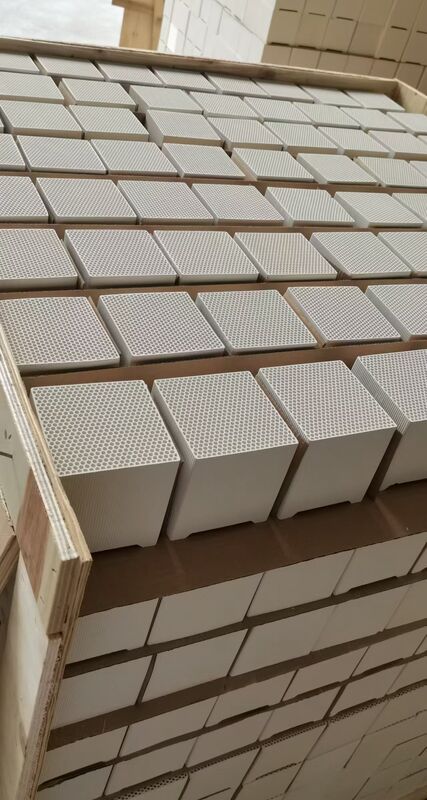 Densità ottimizzata di buco del nido di miele mattone mullite di corindone per massimizzare l'efficienza dello scambio termico materiale refrattario